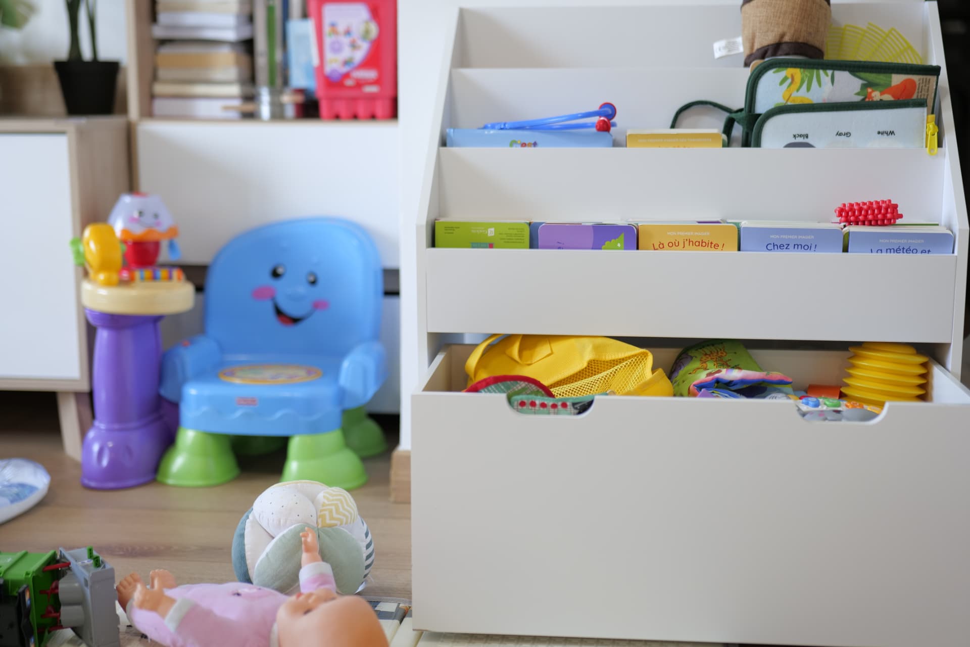 Coin jeux avec bibliothèque de livres pour enfants et coffre à jouets